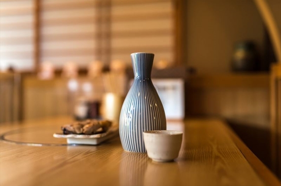 日本酒とカウンター_R